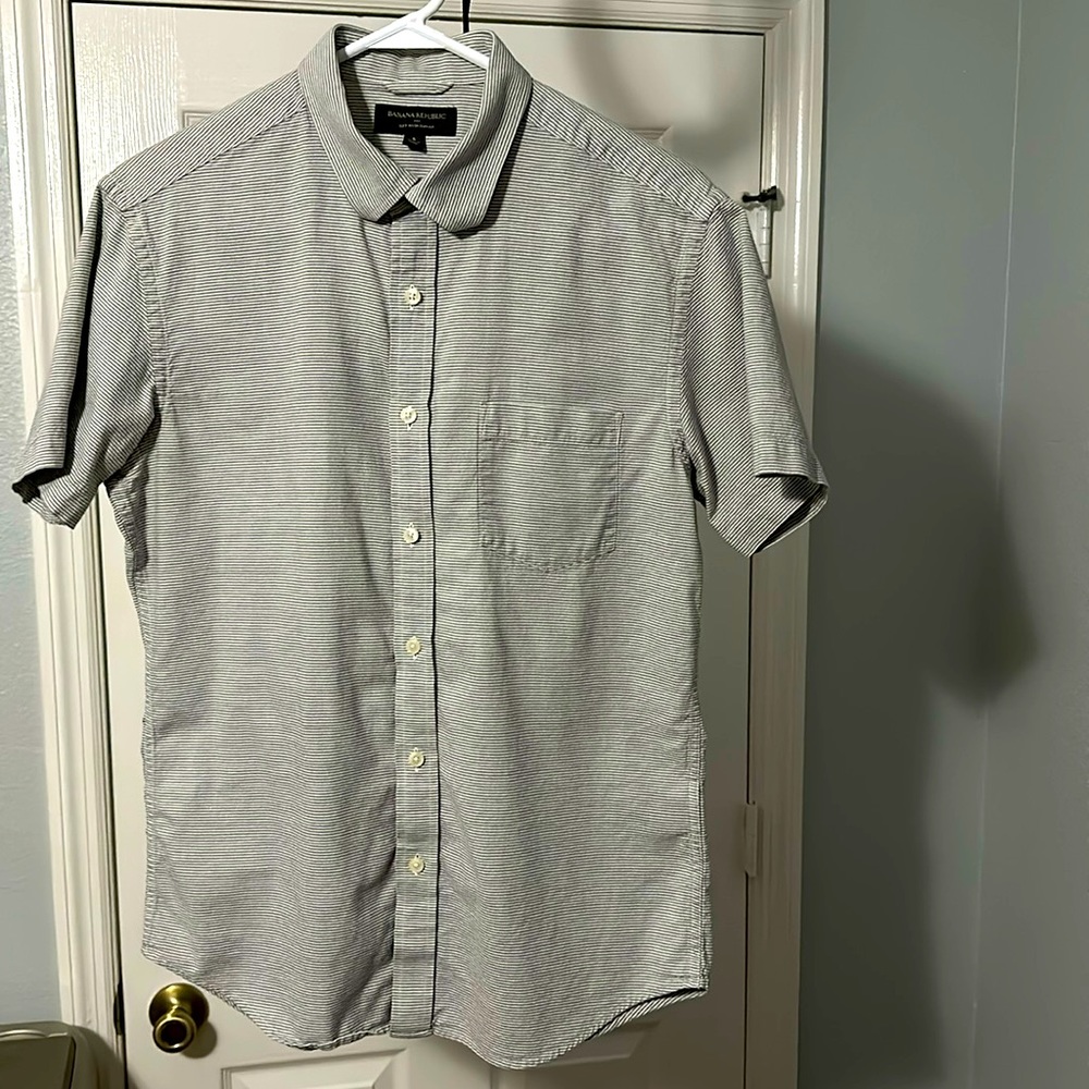 Banana Republic slim fit, soft wash button down. Short sleeve, Size S. Gray